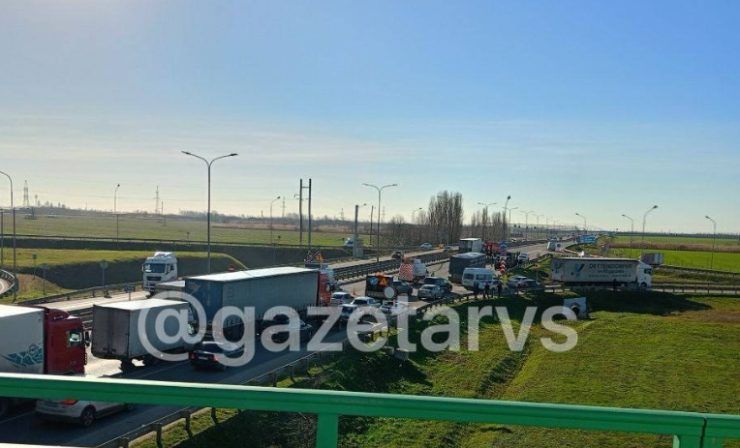 Авария с тремя грузовиками затруднила движение на трассе «Дон» на Кубани