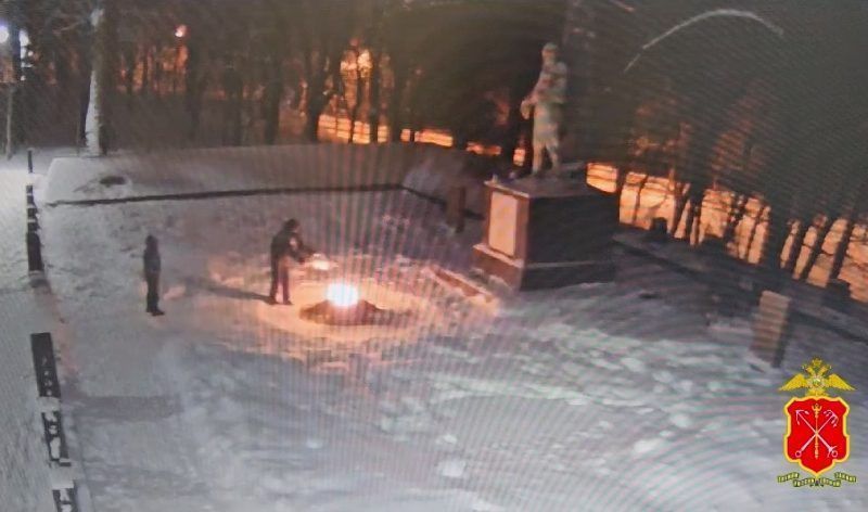 Забросавших снегом Вечный огонь подростков выдворят из России с родителями
