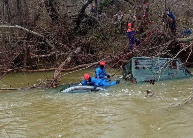 Третьи сутки продолжают искать мужчину, унесенного потоком реки на Кубани