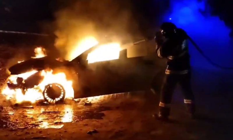 Две иномарки сгорели ночью в Кропоткине