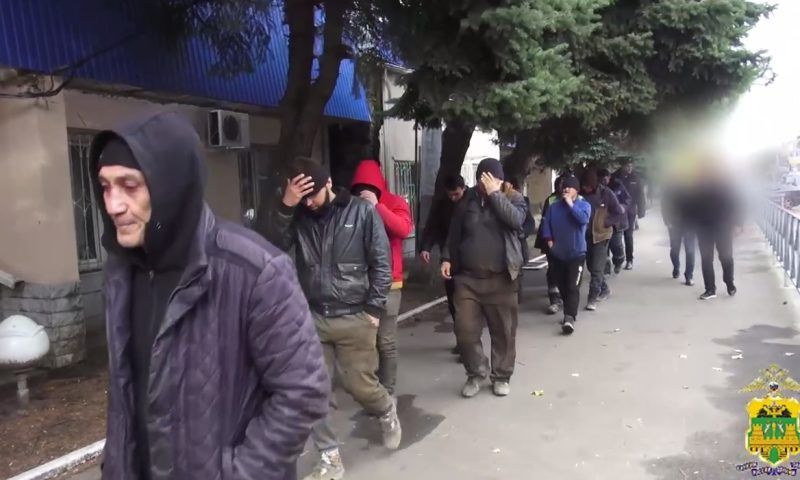 На стройке в Краснодаре поймали 20 мигрантов-нелегалов