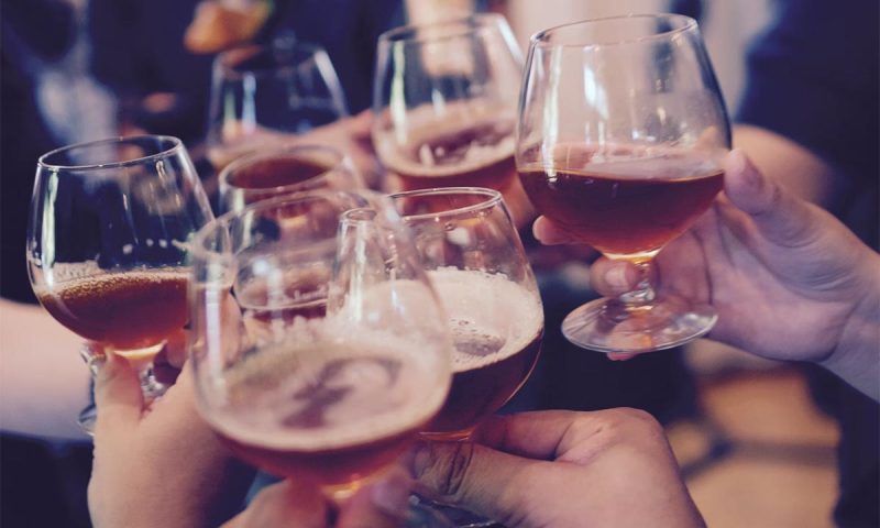 Трезвый Новый год: чем заменить алкоголь на праздничном столе