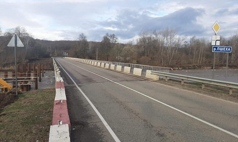 Мост через реку Пшеху ремонтируют в Апшеронском районе