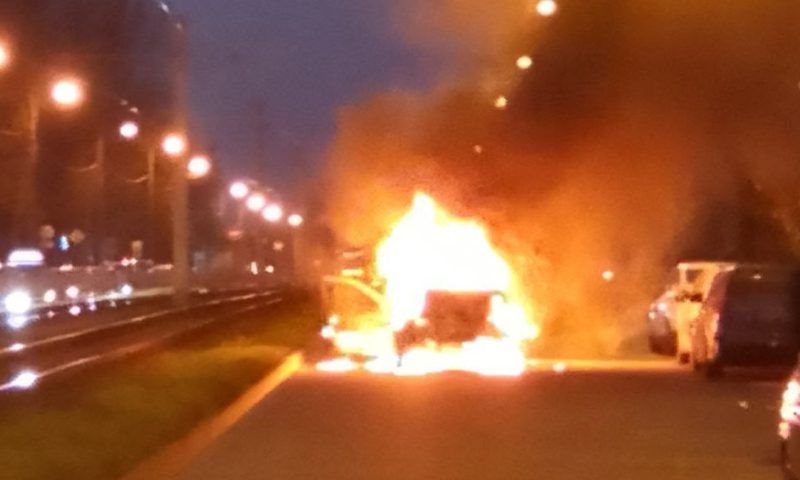 Улицу Краснодара на время перекрыли из-за сгоревшего автомобиля