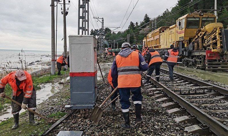Оползень сошел на железнодорожные пути в Сочи после сильных дождей