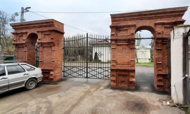 В Краснодаре отреставрировали старинные ворота Всесвятского кладбища