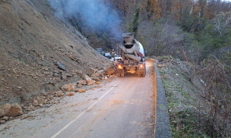 Валуны рухнули на горную дорогу в Сочи, перекрыв движение автомобилей