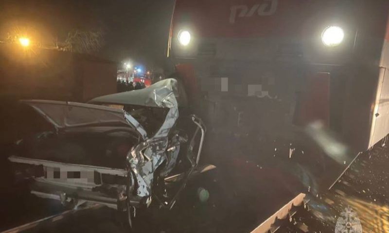 Поезд Владикавказ — Адлер протаранил машину на переезде, погибли два человека