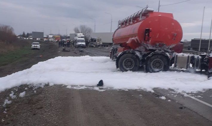 Маршрутка и бензовоз столкнулись на трассе в Краснодарском крае, есть погибшие
