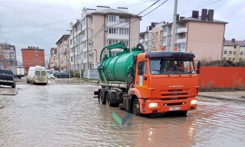 С улиц Краснодара откачивают воду после ливня