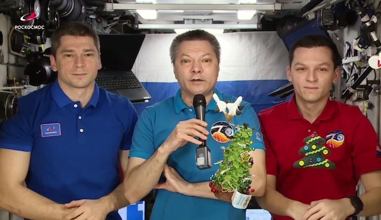 Космонавты с орбиты поздравили россиян с наступающим Новым годом