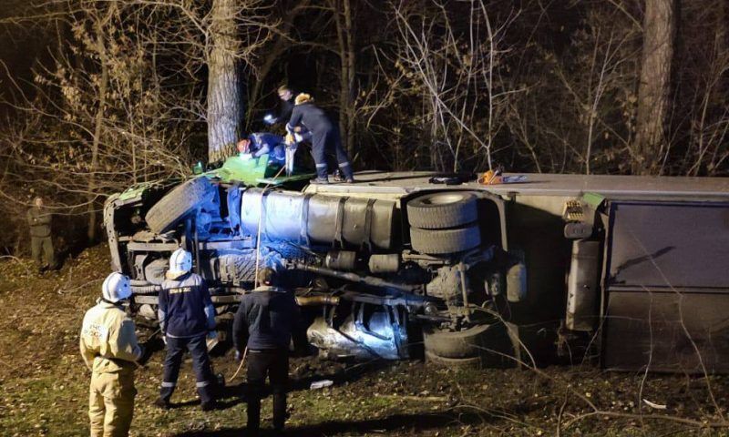 Водителя грузовика зажало в кабине после столкновения с деревом на Кубани