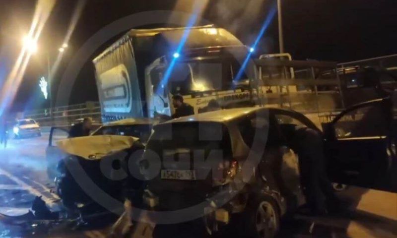 Два человека пострадали в массовой аварии с 9 автомобилями в Сочи