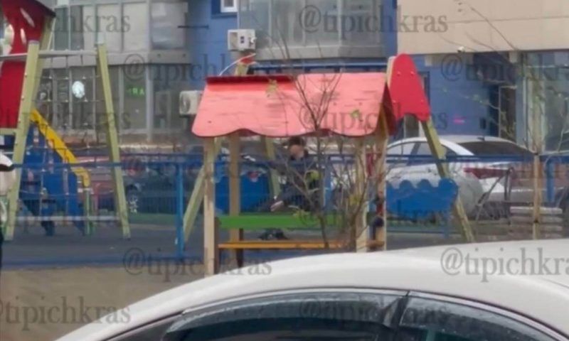 Неизвестный мужчина открыл стрельбу на детской площадке в Краснодаре