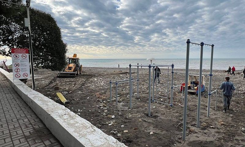 Со 2 декабря начнут поэтапно открывать пляжи Сочи, закрытые из-за «шторма века»