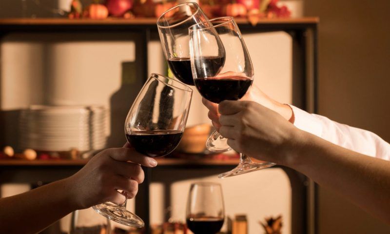 Ресторанам предложили разрешить продавать алкоголь навынос в России