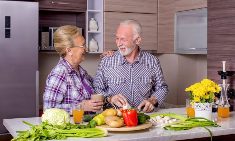 Питание пенсионера: 10 продуктов, которые нужно включить в рацион после 60 лет