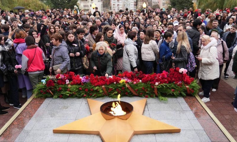 В Сочи сотни жителей собрались на возложении цветов в День Героев Отечества