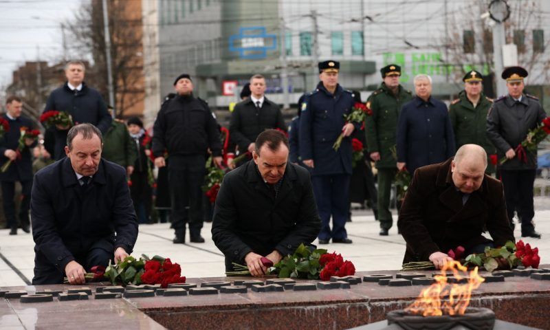 Кондратьев в День Героев Отечества возложил цветы к Вечному огню в Краснодаре