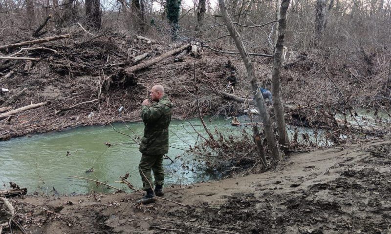 Спасатели шестой день ищут мужчину, которого унесло потоком реки на Кубани