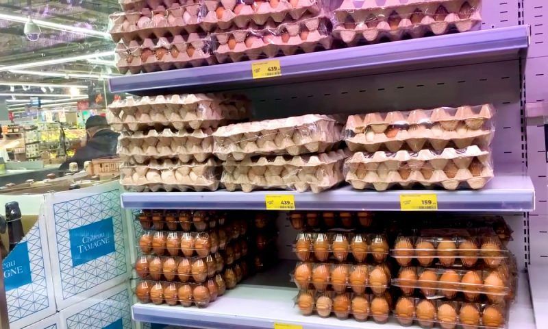 Цены на десяток яиц в гипермаркетах Краснодара снизились до 140 рублей