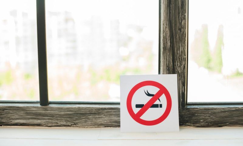 Пять странных методов, как люди пытаются бросить курить
