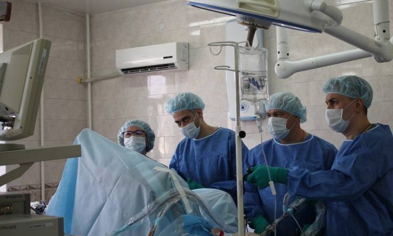 Онкологи в Краснодаре провели 9-часовую операцию, удаляя опухоль ободочной кишки