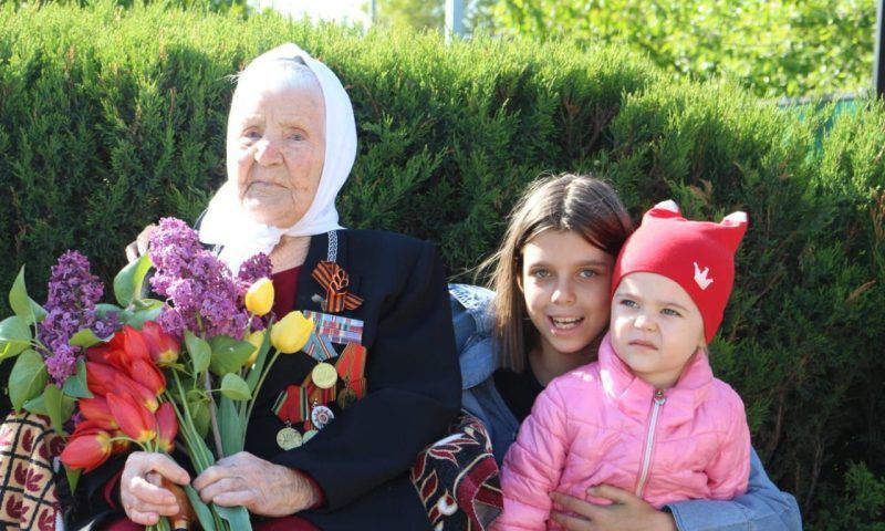 Кондратьев поздравил с вековым юбилеем ветерана войны Анну Позднякову