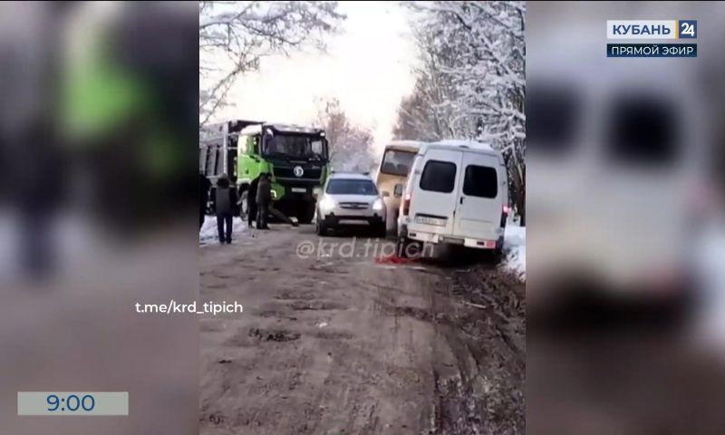 Школьный автобус вместе с детьми застрял на грунтовой дороге под Краснодаром