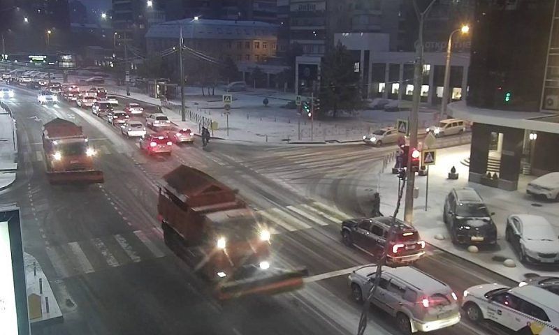 В Краснодаре ночью на дорогах работали 39 снегоуборочных машин