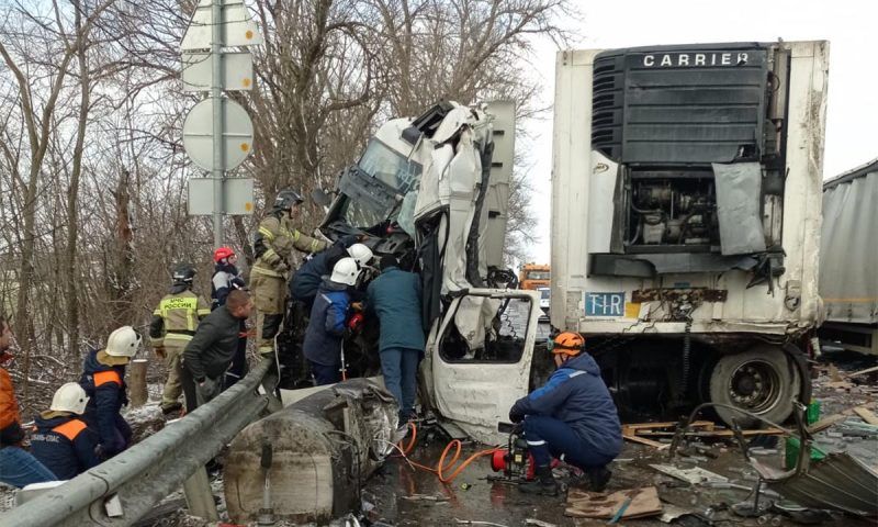 Три грузовика столкнулись в Тихорецком районе, водителя зажало в салоне