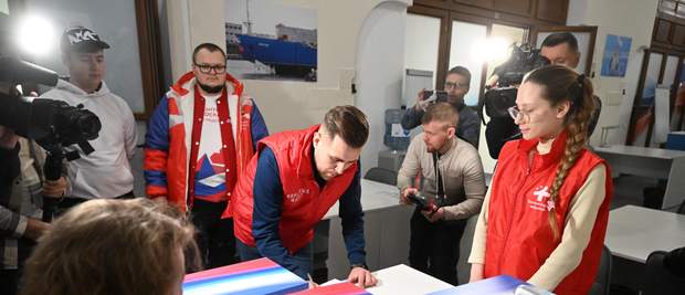 В штаб Владимира Путина доставили первую часть подписей из всех регионов России