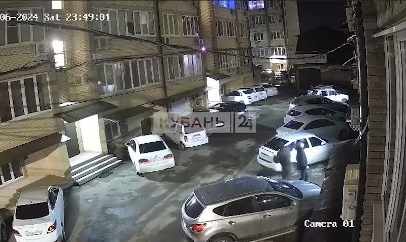 Мужчина избил и ограбил пьяного прохожего у подъезда в Краснодаре