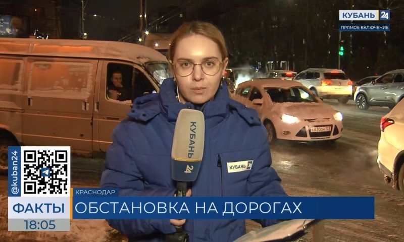 Из-за снега на дорогах Краснодара образовались автомобильные заторы