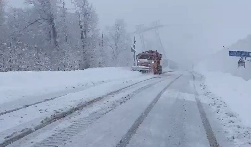 Снегоуборочная техника вышла на дороги в горах Сочи