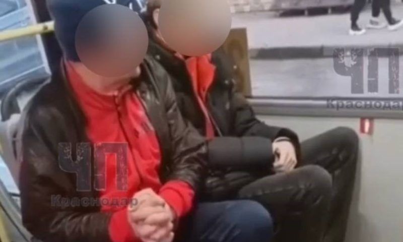 Пьяный мужчина угрожал зарезать и избить парня в автобусе в Краснодаре