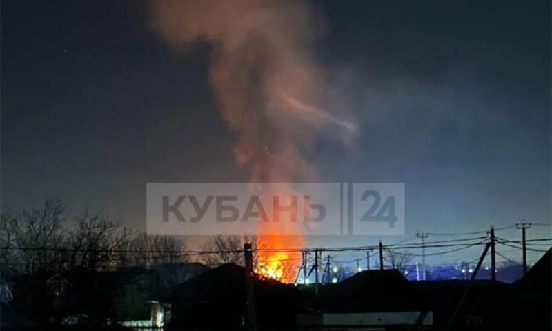 Частный дом загорелся утром 31 января в станице Елизаветинской под Краснодаром