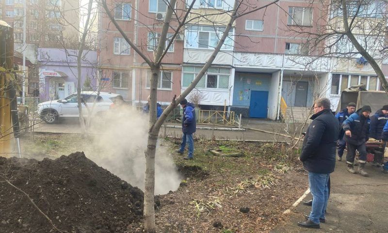 Четыре многоэтажки в центре Краснодара остались без тепла из-за утечки