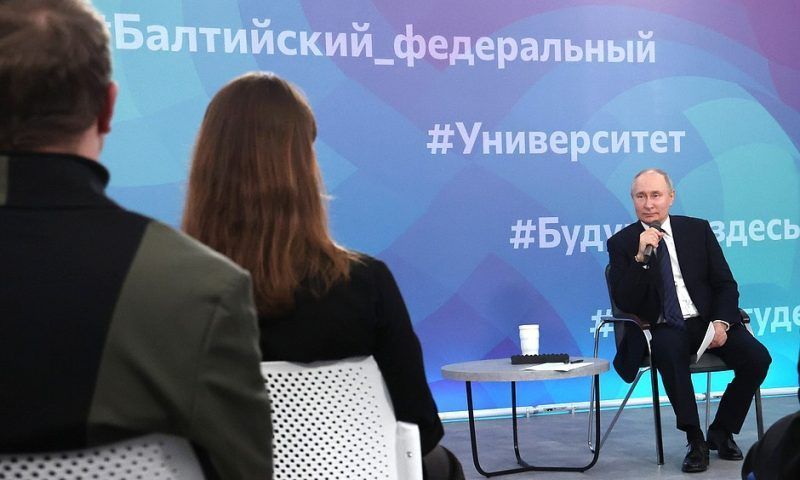 Владимир Путин поздравил жителей России с Днем студента