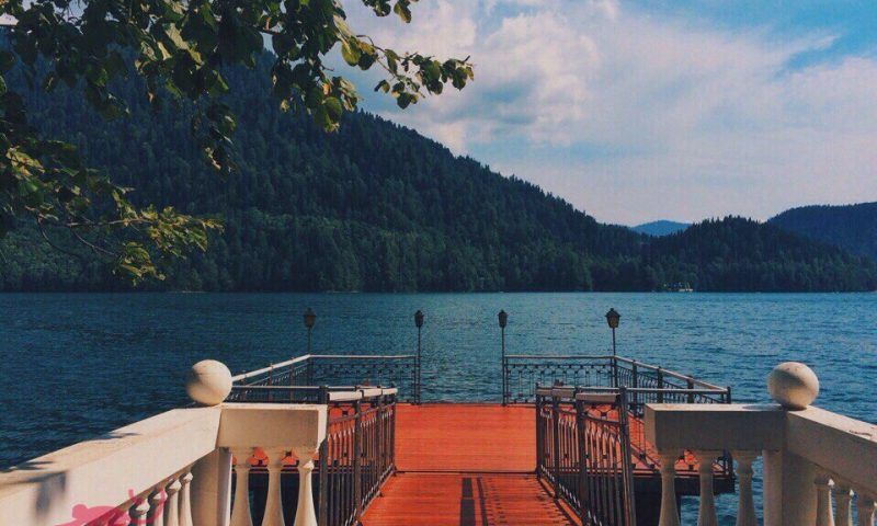 Власти Абхазии опровергли информацию о продаже дачи Сталина на озере Рица
