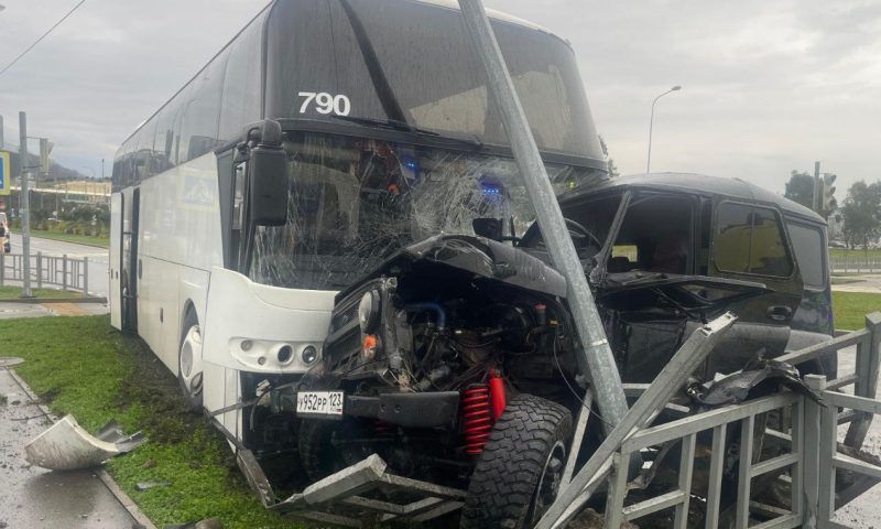 Автобус протаранил внедорожник в Сириусе, есть пострадавшие