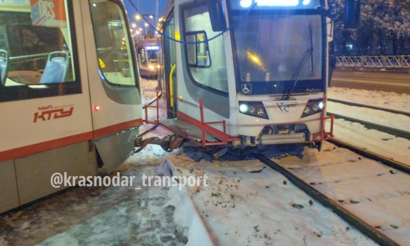 В Краснодаре трамвай сошел с рельсов, работу пяти маршрутов изменили