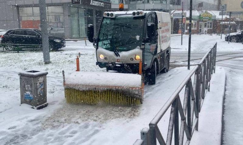 Региональные дороги Кубани от снега и гололеда расчищают 322 единицы спецтехники