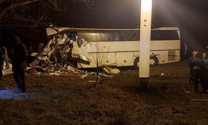 Рейсовый автобус из Москвы врезался в грузовик на Кубани, погибли 5 человек
