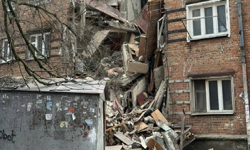 Стена аварийной многоэтажки полностью обрушилась в Ростове-на-Дону