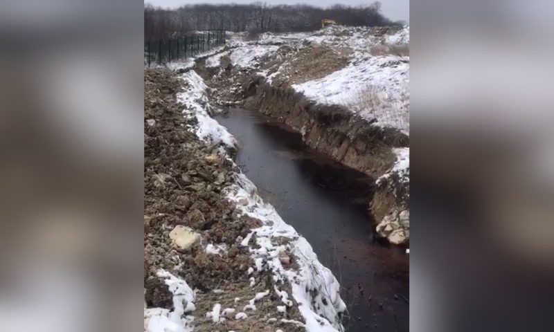 Черная вода: фильтрат с мусорного полигона в Новороссийске попал в реку Озерейку