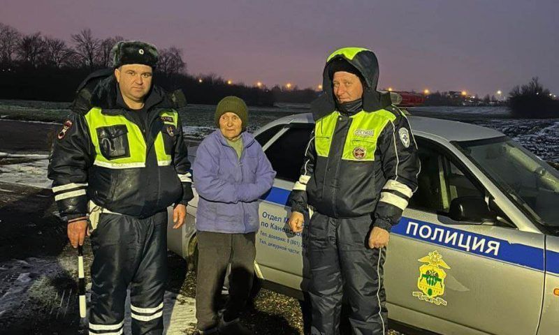 Пенсионерку с провалами в памяти вернули домой полицейские в Каневском районе