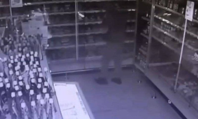 Бездомный разбил витрину магазина в Сочи и украл алкоголь, сигареты и сыр