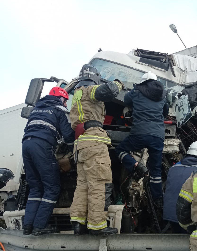 Три грузовика столкнулись в Тихорецком районе, водителя зажало в салоне -  30 января, 2024 Все новости, Происшествия «Кубань 24»