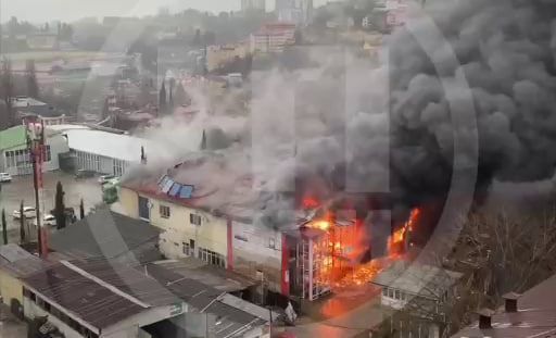 Крупный пожар площадью 100 кв. метров вспыхнул на складе в Сочи